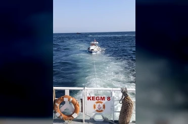 Küçükçekmece’de makine arızası nedeniyle sürüklenen tekne kurtarıldı 