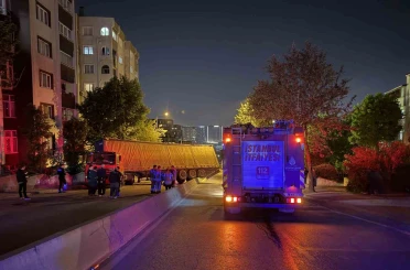 Küçükçekmece’de palet yüklü tır refüjde yan yattı
