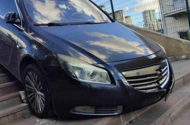 Küçükçekmece’de sürücü fark etmediği merdivenlerde asılı kaldı 