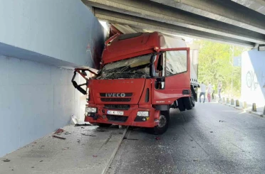 Küçükçekmece’de tır altgeçide sıkıştı 