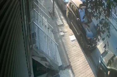 Küçükçekmece’de yolun karşısına geçen 5 yaşındaki çocuğa motosiklet çarptı 