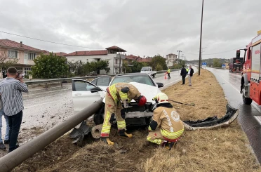 Kula’da facianın eşiğinden dönüldü: Otomobil orta refüje çıktı 