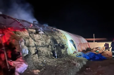 Kulu'da bahçedeki saman balyaları alev alev yandı