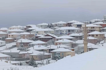 Kulu’da mevsimin ilk kar yağışı etkili oldu 