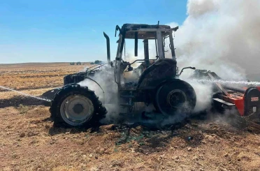 Kulu’da yanan traktör kullanılamaz hale geldi 