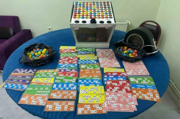 Kumar oynatılan mekana kapıyı ikiye bölerek giren polis, çatıdan kaçmaya çalışanları yakaladı 