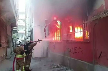 Kumaş deposu alevlere teslim oldu 