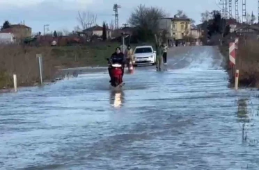 Küplü-Adasarhanlı yolu sular altında kaldı 