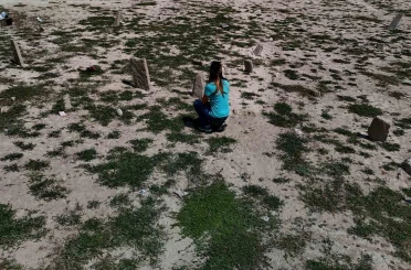 Kuraklık, 70 yıllık mezarları yeniden ortaya çıkardı 