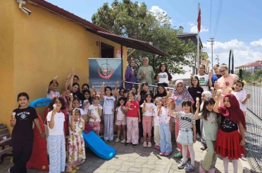 Kur’an Kursunda eğitim gören çocuklara dondurma ikramı 