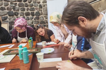 Kursiyerler geleneksel motifleri deri üzerine işledi 