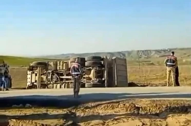 Kurtalan’da hafriyat kamyonu devrildi: 1 yaralı 