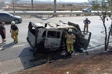 Kurtköy’de hafif ticari araç alev alev yandı 