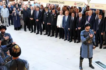 Kurtulmuş, Alaaddin Camisi’nde cuma namazı kıldı, Sultanlar Türbesi’ndeki Saygı Nöbeti’ni izledi