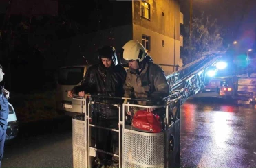 Kuş beslerken çatıda mahsur kalan gençleri itfaiye kurtardı 