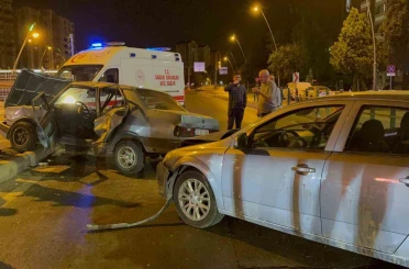 Kuş türü araba ortadan büküldü: 3 yaralı 