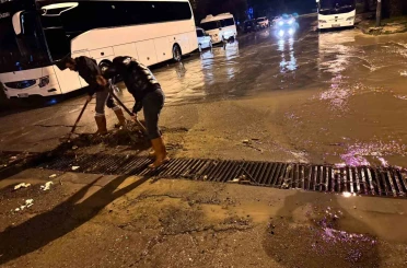 Kuşadası Belediyesi ekipleri yağmurun ilk anından itibaren sahadaydı 