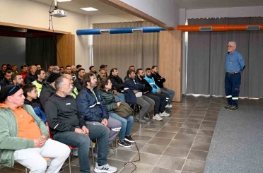 Kuşadası Belediyesi Temizlik İşleri Müdürlüğü personeline ’güvenli sürüş’ eğitimi verildi 