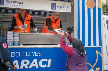 Kuşadası Belediyesi’nin sıcak çorba ikramı başladı 