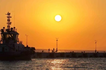 Kuşadası, gün batımında kızıla boyanıyor 
