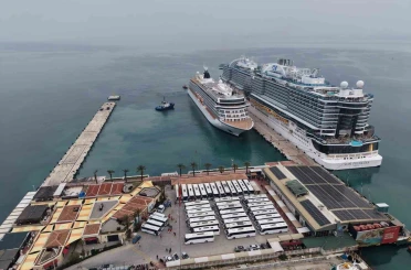 Kuşadası’na 2 kruvaziyer 5 bin 297 turist getirdi 