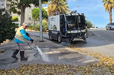 Kuşadası’nda cadde temizliği aralıksız sürüyor