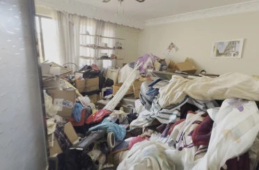 Kuşadası’nda çöp evden 2,3 ton atık çıkarıldı 