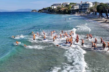 Kuşadası’nda kulaçlar otizmli çocuklar için atıldı 