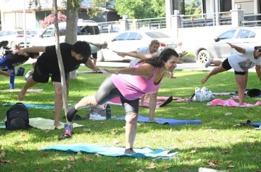 Kuşadası’nda sabah sporu etkinliklerine yoğun ilgi 