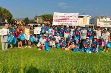 Kuşadası’nda sabah sporu sonrası çevre temizliği 
