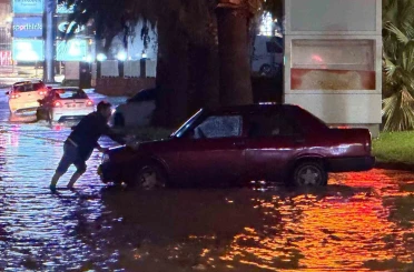 Kuşadası’nda sağanak yağış yolları göle çevirdi 