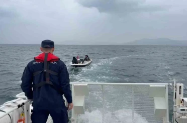 Kuşadası’nda sürüklenen teknedeki iki kişi kurtarıldı 