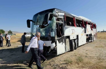 Kütahya-Afyonkarahisar kara yolunda yolcu otobüsü devrildi: 31 yaralı 