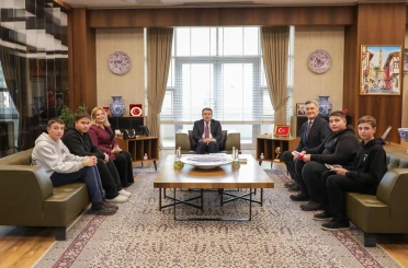 Kütahya Valisi Işın, öğrencilerin podcast çalışmasını dinledi 