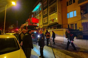 Kütahya’da 5 katlı binanın teras katında çıkan yangın paniğe neden oldu 