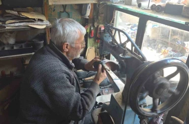Kütahya’da 65 yıllık ayakkabı ustası Mehmet Ersulak: "Meslek bitti, yetişen yok" 