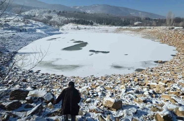 Kütahya’da dondurucu soğuklar göleti tamamen buzla kapladı 