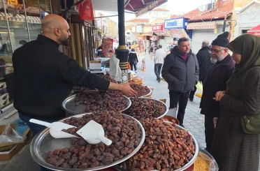 Kütahya’da hurma tezgâhlardaki yerini aldı, fiyatlar 150 TL’den başlıyor 