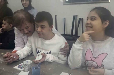 Kütahya’da özel öğrenciler çini sanatıyla buluştu 