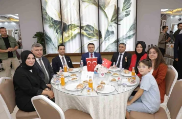 Kütahya’da şehit aileleri ve gazilerle aynı sofrada buluştu 