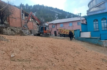 Kütahya’da tarihi caminin çevresindeki görüntü kirliliği ortadan kaldırıldı 