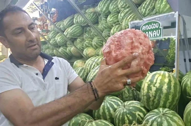Kütahyalı manavın eliyle karpuz soyma videosu sosyal medyada viral oldu 