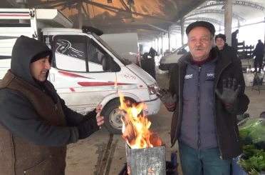 Kütahyalı pazarcılar tenekede ateş yakarak ısınıyor 