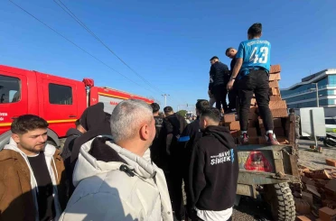 Kütahyaspor taraftarı, kazada yaralı sürücünün yardımına koştu 