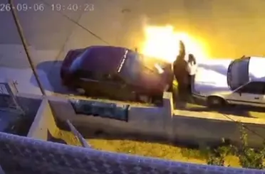 Kutlama sırasında ters yakılan meşale otomobile zarar verdi