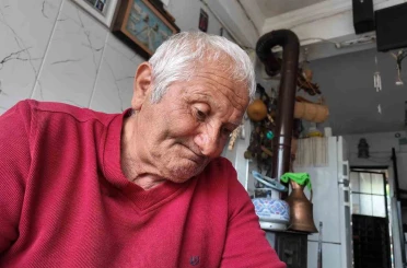 Kütükten sadece bir keser ile ürettikleri hobisi oldu 