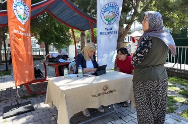 Kütüphane geziyor, çocuklar hem okuyor hem eğleniyor 