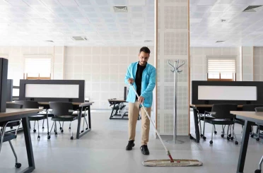 Kütüphanede memur, amfide tıp öğrencisi 