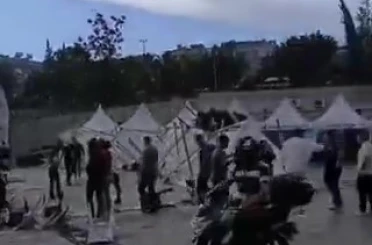 Kuvvetli rüzgar ’Kariyer Fuarı’ çadırlarını uçurdu 