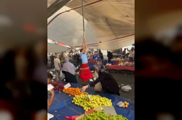 Kuvvetli rüzgarda pazarcı branda direğini bırakmadı, metrelerce havaya yükseldi 